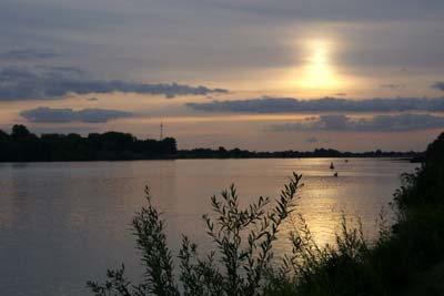 Elbufer bei Lauenburg, Blick im Abendlicht flussabwärts