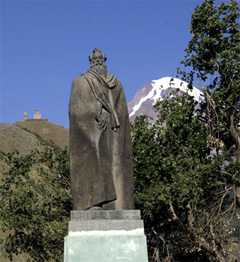 Kaukasus, Armenien, Georgien, Berg Kasbek hinter Dichter-Statue Kasbegi; Reisebericht von Manfred Maronde