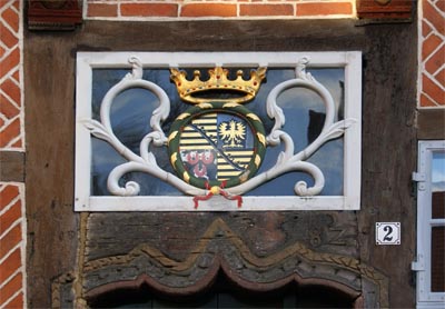 Herzogswappen �ber T�r des Fachwerkhauses