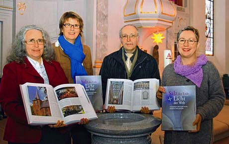 Buch: Salz der Erde - Licht der Welt: vorgestellt von Dr. Claudia Tanck, Pröpstin Frauke Eiben, Manfred Maronde und Pröpstin Petra Kallies, 2016