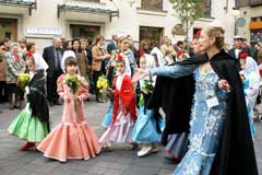 Exkursion 2007: Madrid, Prozession in Flamenco-Kleidern