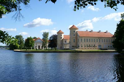 Rheinsberg, Theater und Schloss von Osten hinter Grienericksee