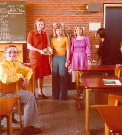 Klassenlehrerin Helga Walsemann mit Manfred, Gudrun, Dorothea