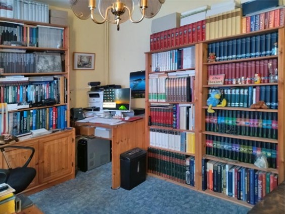 Bücher-Regale und PC-Anlage