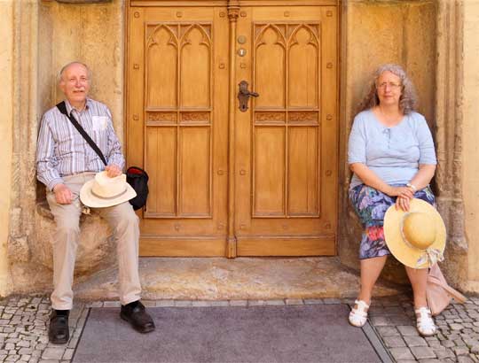 Manfred Maronde und Claudia Tanck warten im Sitznischen-Portal auf Martin und Katharina Luther (Wittenberg, 2019)
