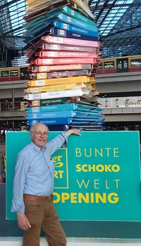 Manfred Maronde vor Stapel "Ritter Sport" im Berliner Hauptbahnhof