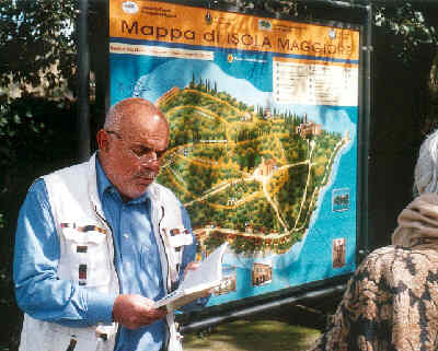 Prof. Matthée vor Karte der Isola Maggiore im Trasimenischen See, Italien, 2006